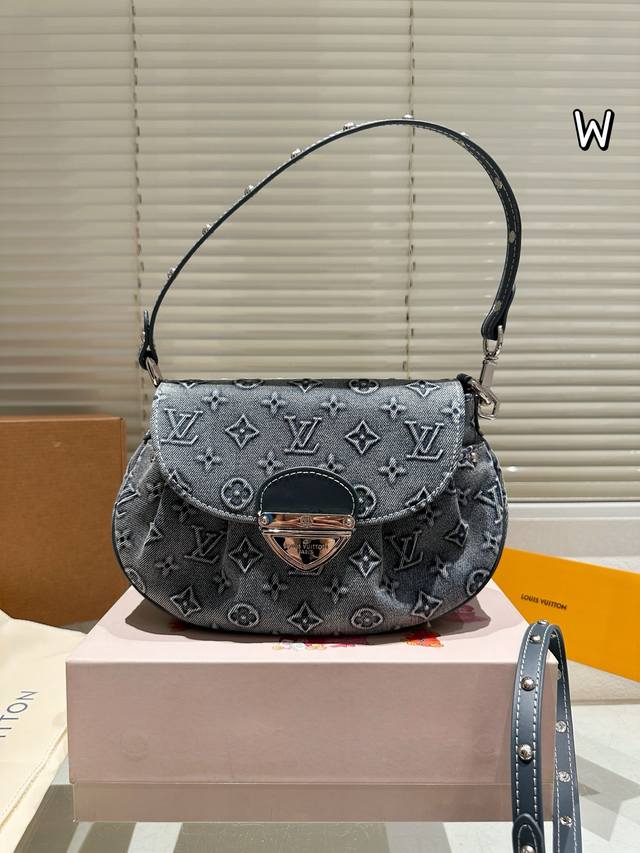 丹宁牛仔 原单 全套礼盒 怎么办 这次被Lv牛仔系列拿捏了 Lv牛仔元宝腋下包Sunset手袋 第一眼看上去好眼熟这不是Vintage款嘛买到手才发现比中古来的