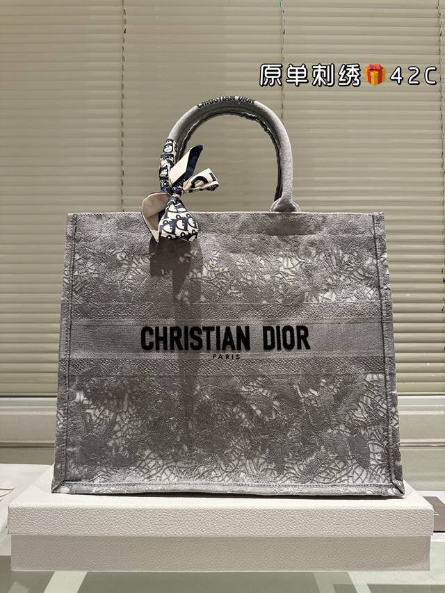 原单刺绣 dior 提花 托特包 配内胆 dior Book Tote今年最喜欢的一款购物袋 Tote我用的次数最多的包 因为容量超级大 不管什么东西都向里面放