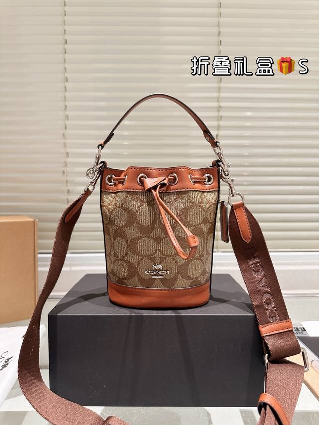 顶级原单 牛皮 coach Dempsey 15 迷你Mini水桶包 抽绳设计开合 可手提可斜挎 一长一短两条肩带 可拆卸 尺寸 14*16.5*9Cm 这个包