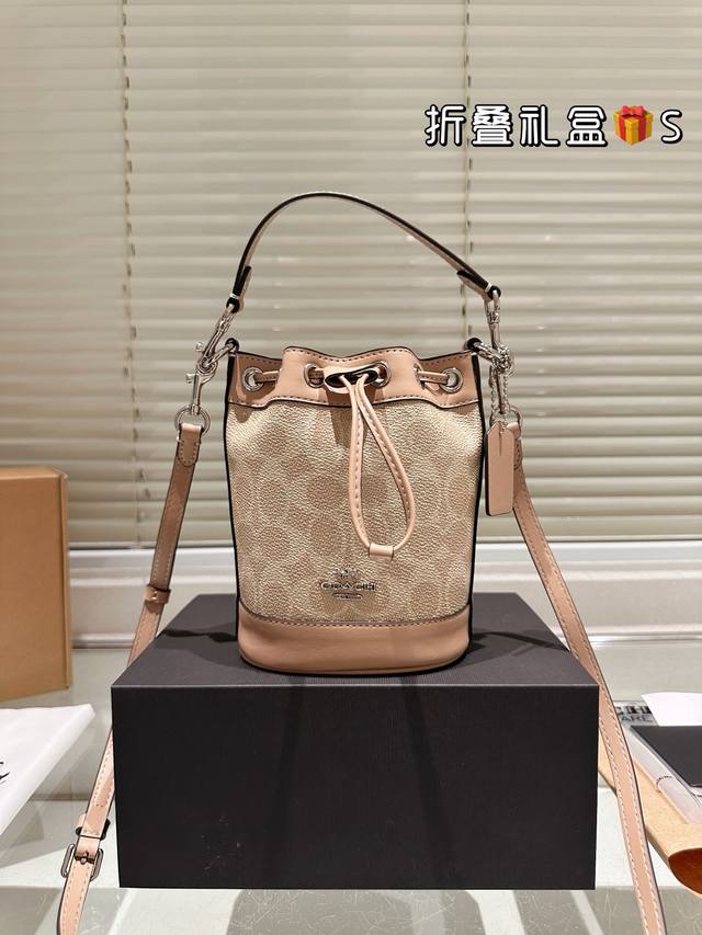 顶级原单 牛皮 coach Dempsey 15 迷你Mini水桶包 抽绳设计开合 可手提可斜挎 一长一短两条肩带 可拆卸 尺寸 14*16.5*9Cm 这个包