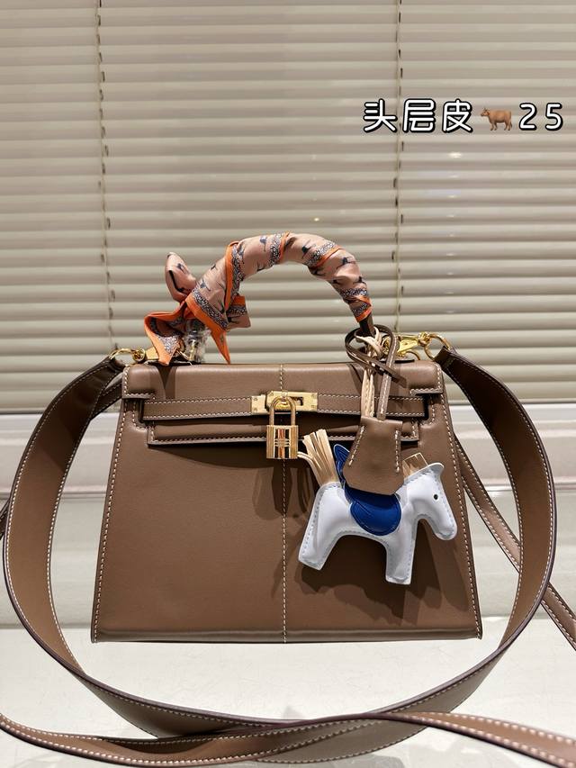 hermes爱马仕 padde d我来自Hermes大家族.我的名字叫padded.大家都爱叫我屁股包哈哈哈.我身材是25尺寸的小宝贝哦我出生于B年.皮肤是Sw