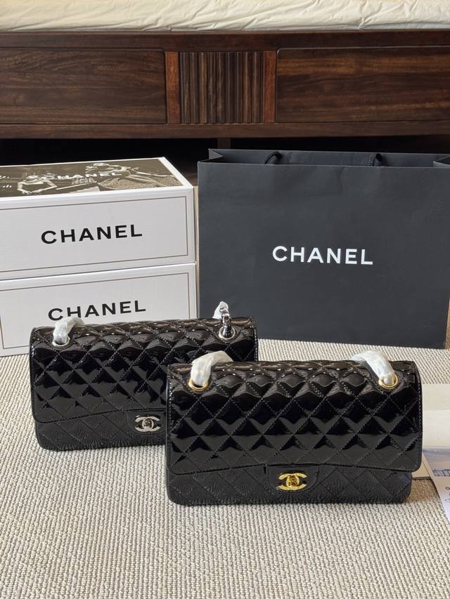 漆皮 cf Chane*-Cf经典之最 四季必备的原单系列 女神包 名媛超爱时尚宠儿 拥有超久历史 女人们的挚爱法宝 简约优雅凸显气质 不论单肩手提斜挎都展示其