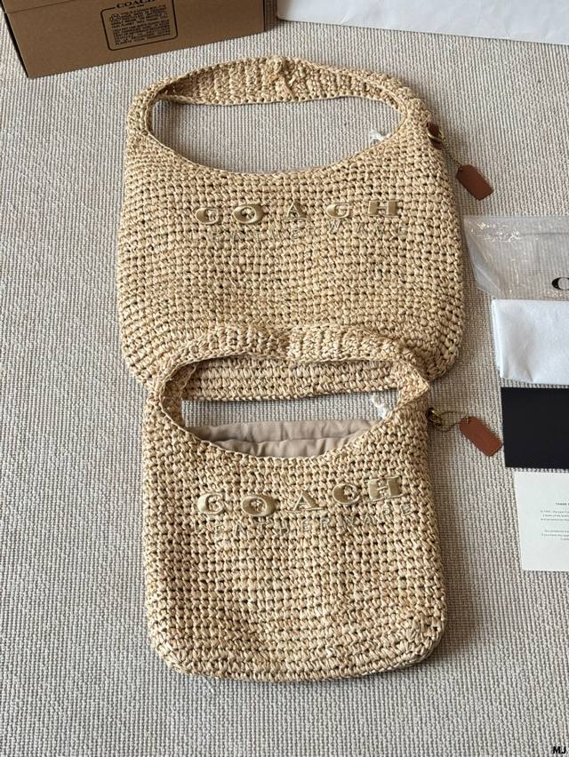 coach Brooklyn 28草編包 竟然看到Coach布鲁克林出草编了 一眼爱上这个草编布鲁克林 夏天穿碎花吊带裙的时候 随手搭上它 慵懒又浪漫的波西米亚