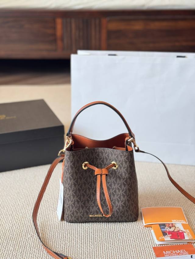 michael Kors迷你水桶包 正品代购 michael Kors迷你水桶包 怎么可爱的水桶包你不入手吗 size 17X19X10Cm michael Kors迷你水桶包 正品代购 michael Kors迷你水桶包 怎么可爱的水桶包你不入手吗 size 17X19X10Cm