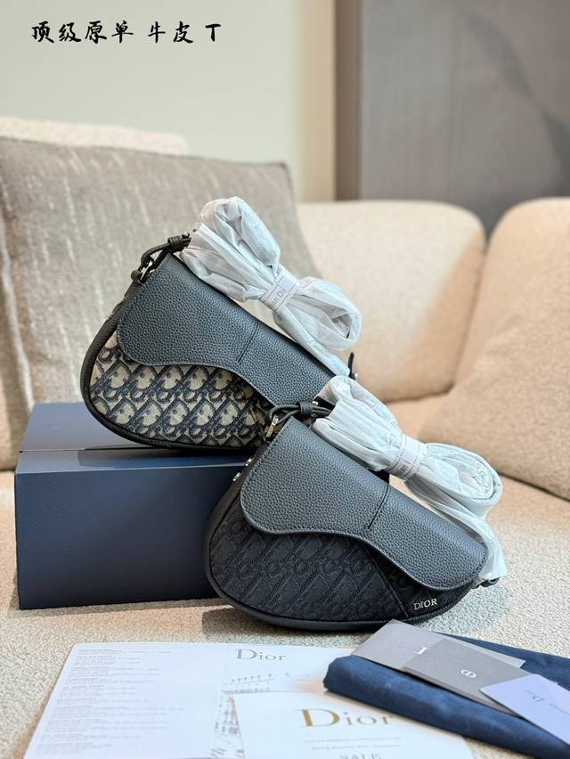 dior马鞍包 背上它大家都要夸 这款马鞍包以现代结构全新演绎经典设计 采用米色和黑 oblique印花面料等材质精心制作 饰以经典的黑色粒面牛皮革磁性翻盖 搭