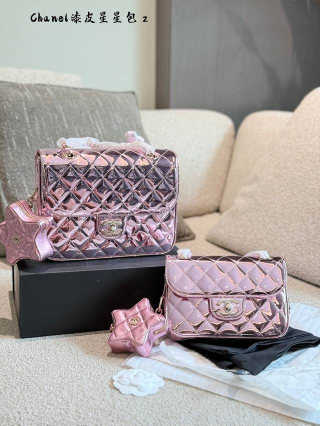 chanel香奈儿24C银色双肩包可畏是这一季最热门的包包了是当之无愧惹眼又炸裂的包王漆皮镜面材质真的是相当吸晴五角星小包起到点缀作用为包包整体造型上增添了许多