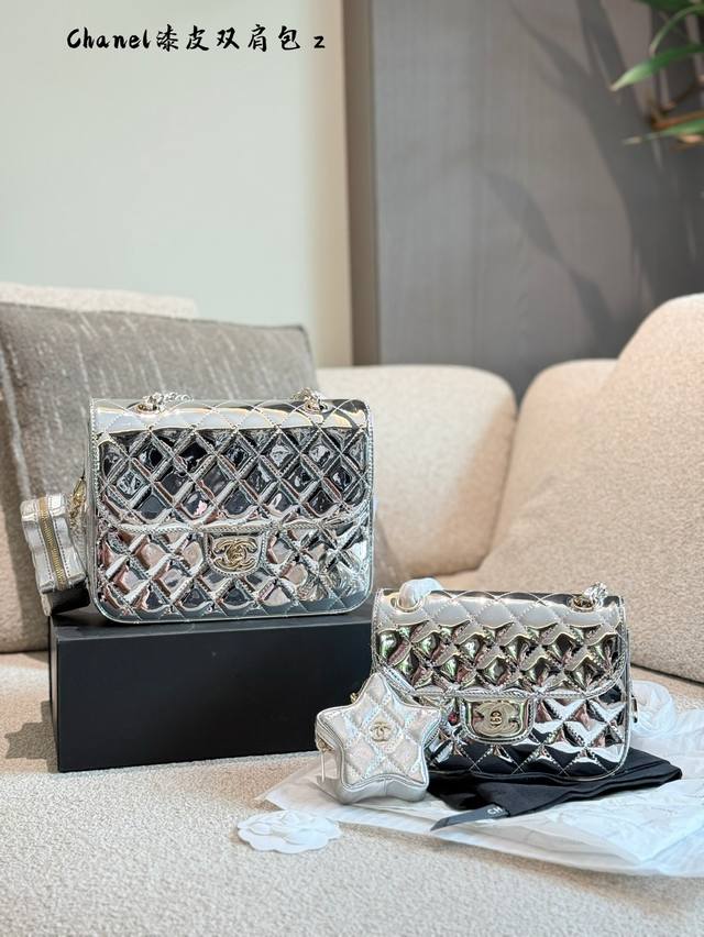 chanel香奈儿24C银色双肩包可畏是这一季最热门的包包了是当之无愧惹眼又炸裂的包王漆皮镜面材质真的是相当吸晴五角星小包起到点缀作用为包包整体造型上增添了许多