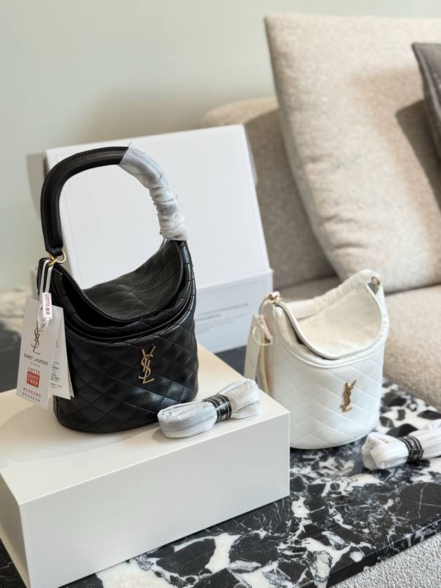 gabybucket翻盖水桶包 圣罗兰薯条包 见面就爱这只24款Gabybucket圣罗兰薯条包 这会又看到这只翻盖水桶Gabybucket,真的是见一个爱一个