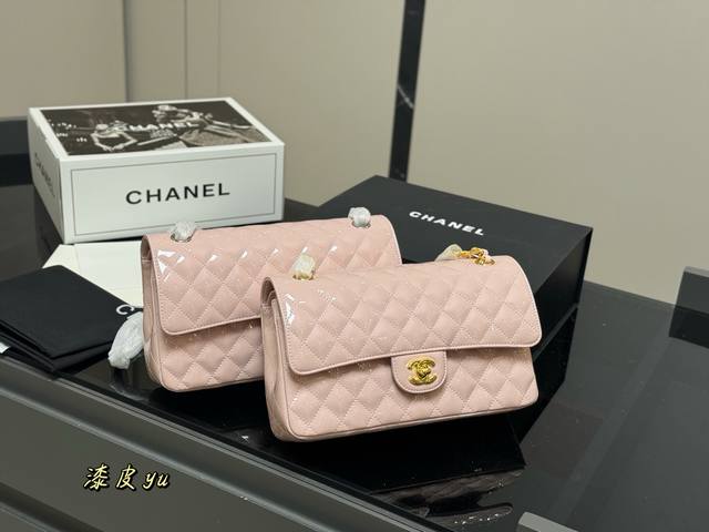 配折叠盒飞机盒 size:25Cm 香奈儿 Cf我们一直很用心在做 秒杀其他市面上的货 顶级漆皮 很舒服的一种 不管您是谁 稳稳Hold住哦 四季必备单品