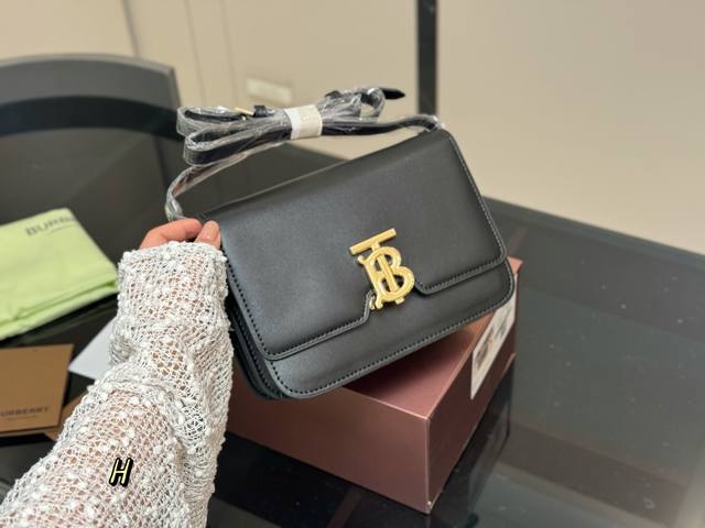 复刻版 巴宝莉新款Tb豆腐包 tb专属标识锁扣包 最新款 今年成功逆袭时尚界的Bur 方方正正的很低调 搭配Tb专属标识锁扣包 简直不要太好看 牛皮品质 尺寸: