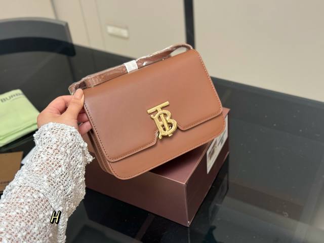 复刻版 巴宝莉新款Tb豆腐包 tb专属标识锁扣包 最新款 今年成功逆袭时尚界的Bur 方方正正的很低调 搭配Tb专属标识锁扣包 简直不要太好看 牛皮品质 尺寸: