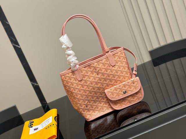 无盒 size 20*19Cm 戈雅购物袋 属于这个季节的双面购物袋 完美1:1定制 从头到尾全部都是客订哦 另外收到的宝宝就会知道手腕带是立起来的[微笑][微