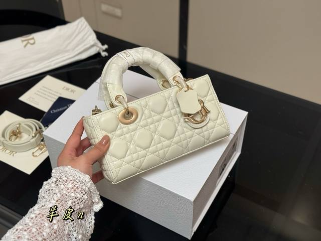 配盒 迪奥Lady横版戴妃包 2025Dior款新包型 两根包带 我喜欢短的那根 一只很 我 的包爱了 尺寸:22Cm