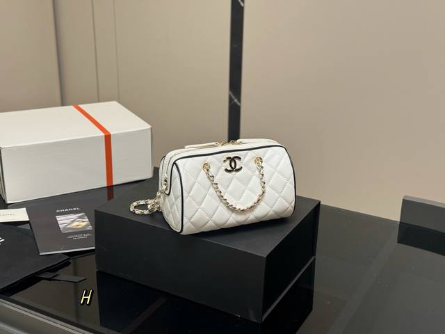 配折叠盒 size 18.11Cm 香奈儿25p保龄球包 这个保龄球包真的太香了~ 近期很有人气的一只Vintage Chanel 保龄球包 版型不容易过时 拎