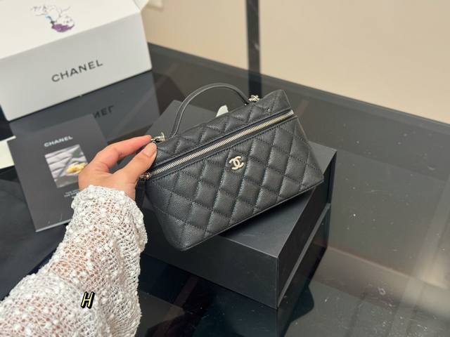 配折叠盒 size 19.12Cm 香奈儿饭盒 Hobo 又称流浪包 包身轻便又有容量 又精美又实用 性价比超高 推荐入手之一 太好搭啦 随手一提 出门