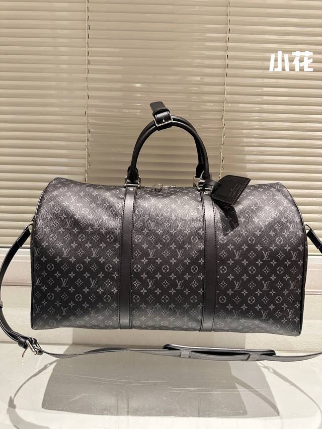 要旅行的宝宝 机场旅行包来咯Lv 专柜同款旅行包 范冰冰 杨幂 刘涛各路大牌明星同款我有自留一直在用每个摩登旅者 都要拥有一只帅气能装的旅行袋 时尚爆发款火热来