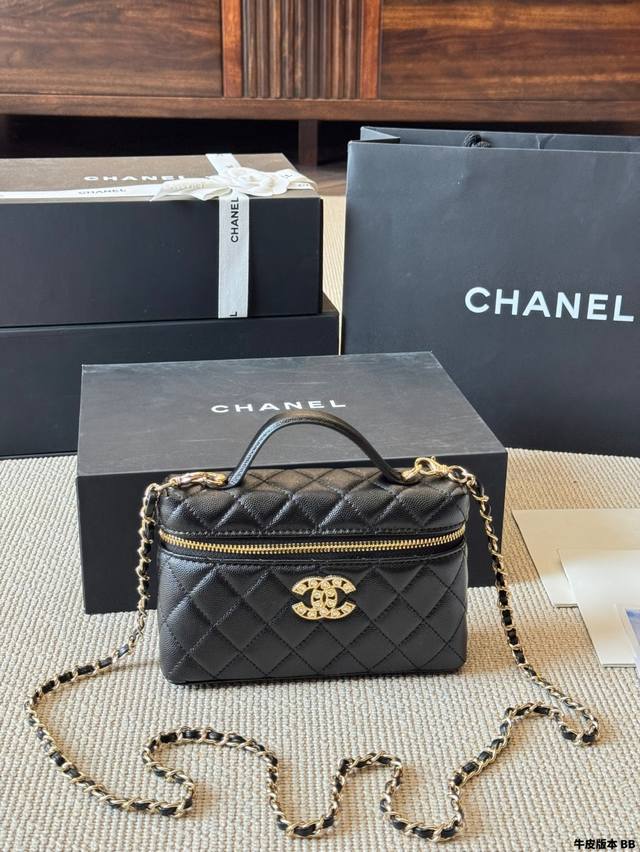 香奈儿25p水钻扣款Lp包手柄盒子包 化妆包这款包包的颜值是受到一致认可的好看出道即绝版 整包采用荔枝牛皮非常硬挺 拿在手上手感很轻巧 v 又轻盈又耐磨 谁不爱