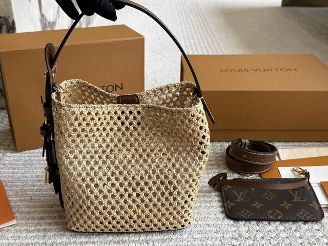 配盒 size 17*18Cm l家最新 草编包 夏天这么好看的草编包还不拥有嘛 100%好适合度假~ 看海看海看海