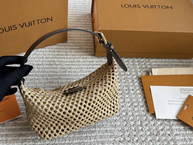 配盒 size 17*10Cm l家最新 草编包 夏天这么好看的草编包还不拥有嘛 100%好适合度假~ 看海看海看海