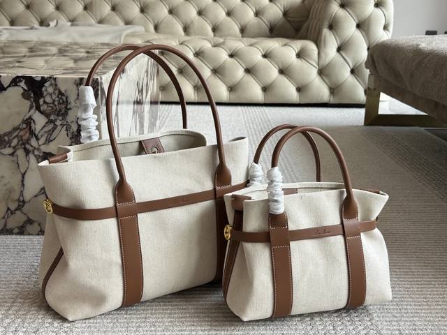 lp购物袋 大容量托特包真的美翻了 太显高级 实物是纯正的米白色 搭配棕色真牛皮 既有帆布的轻盈感 又有牛皮的高质感 内里容量巨大 电脑 Ipad 手机通通塞下