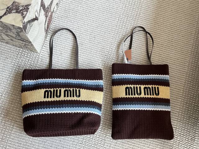 size :小号30 大号35 miumiu夏日限定沙滩包 草编系列新品 当然这个色彩是最吸引 蓝色杏色搭配 是夏天的颜色哦