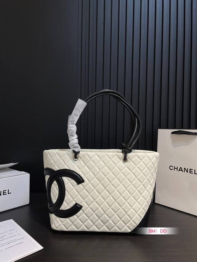 配盒 香奈儿托特包 香奈儿购物袋 高级感满满的Tote经典设计 大小刚好.喜欢高级感简单的姐妹一定要留 尺寸 21*24