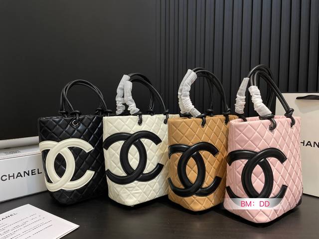 配盒 香奈儿托特包 香奈儿购物袋 高级感满满的Tote经典设计 大小刚好.喜欢高级感简单的姐妹一定要留 尺寸 21*24