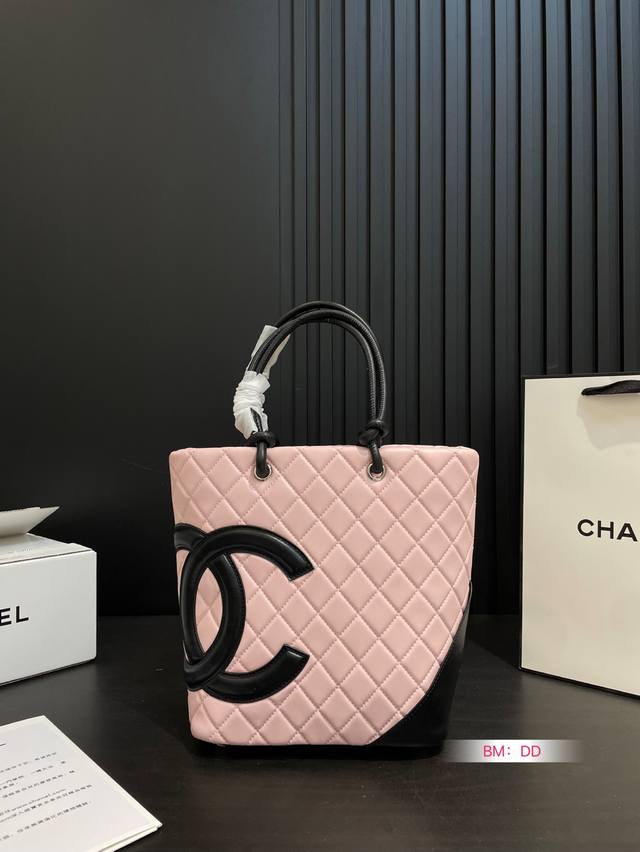 配盒 香奈儿托特包 香奈儿购物袋 高级感满满的Tote经典设计 大小刚好.喜欢高级感简单的姐妹一定要留 尺寸 21*24