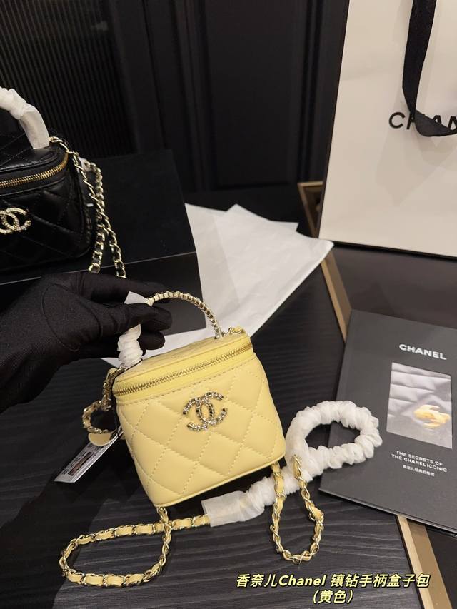 配折叠盒尺寸10.9 香奈儿Chanel 镶钻手柄盒子包 很喜欢这个亮晶晶的手柄 blingbling的水钻手柄 每一颗都闪进心趴 闪闪手拎小废包超有氛围 内里