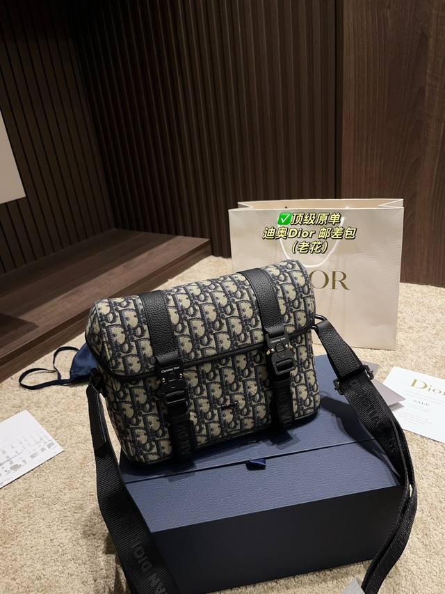 顶级原单 配盒尺寸25.18 迪奥Dior 邮差包 家人们谁懂啊 Dior新出的这款包包简直杀疯了 经典元素 复古又时髦 每一眼都是心动 黑与米色调的碰撞 简约