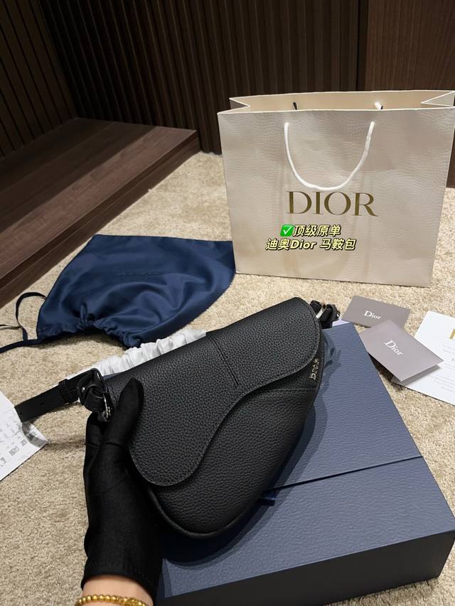 顶级原单 配盒尺寸19.14 迪奥Dior 马鞍包 干净利落的剪裁设计 集时尚与休闲一体 带点小调皮的感觉噢 马鞍包复古中带着个性与时尚 蓝与白的互相衬托 不会