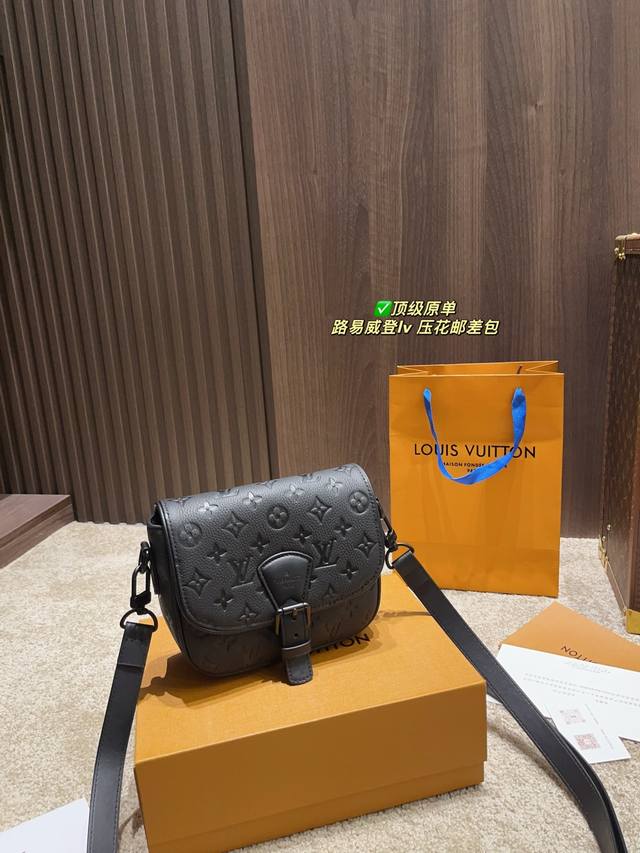 顶级原单 配折叠盒尺寸20.14 路易威登Lv 压花油差包 这款邮差包单看一般 但是上身感觉美爆了 感觉这款很快就会火 黑色很百搭 日常出行物品 都可放得下 压
