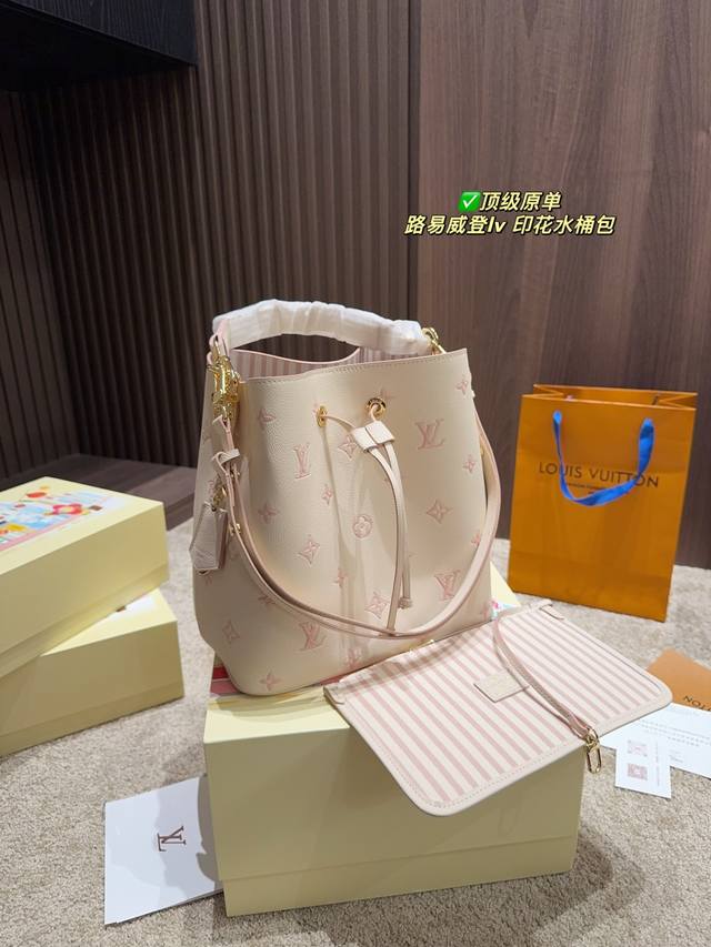 顶级原单 配挂件15 配折叠盒 尺寸25.25 路易威登Lv 印花水桶包 新款的颜色真的太活泼 太粉嫩了 感觉搭配上哪个包包都会让人眼前一变亮 能手拎斜挎 不适