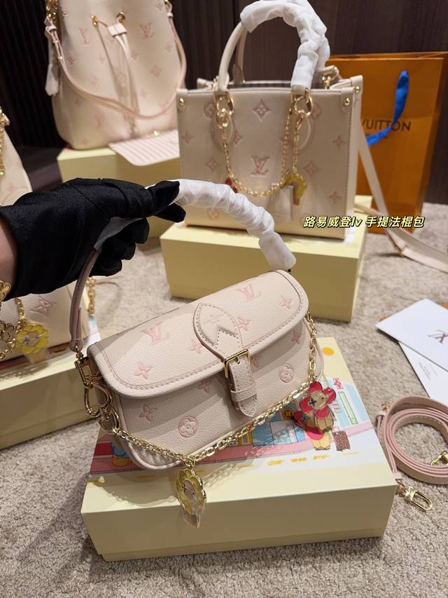 配挂件15 配折叠盒尺寸17.8厘米 路易威登Lv 法棍包 夏天就要来咯 年年蹲年年错过 每次一到过完夏天就有好多人来问草莓奶油还有没有 这不就来了吗 别错过了