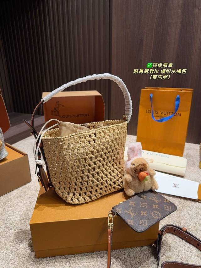 顶级原单 配折叠盒尺寸16.16 路易威登Lv 编织水桶包 编织系列如自然的馈赠 以拉菲草编勾勒轻盈轮廓 搭配温润皮革 每一处肌理都流淌着夏日的清新与慵懒 仿若