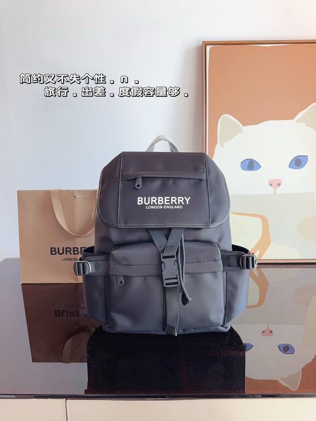 巴宝莉Burberry 双肩包 超高辨识度的巴宝莉 品牌Logo的装饰瞬间提升逼格 特别吸睛 肩带的设计很舒服 宽度刚刚好 包包的容量也挺大的 足够你放下随身所