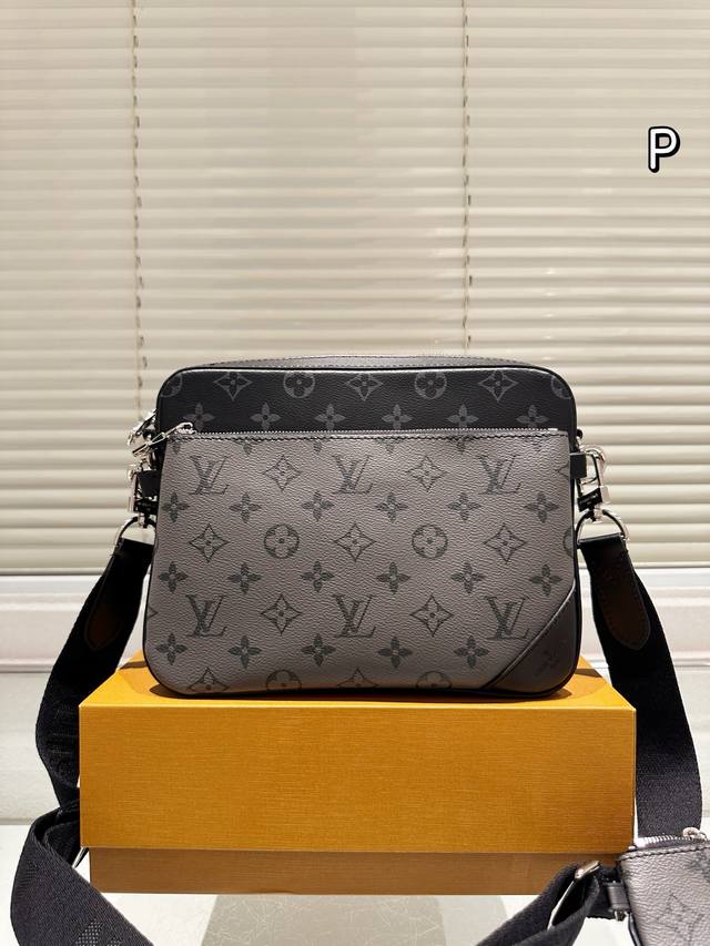 lv包包男士三合一黑武士三件套Trio邮差包 Lv推出的三合一爆火 股多种包包的流行风潮 非常难得的是 三合一又出了男士款 而且是黑色老花与反色黑老花的拼接 黑