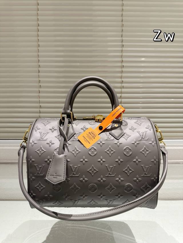 lv Speedy枕头包 Lv Speedy 30Cm枕头包 无论版型 内里和专柜毫无差别 真正原版复刻 内里可拆卸 火遍全球的爆款机场大包 机车女神包 明星同