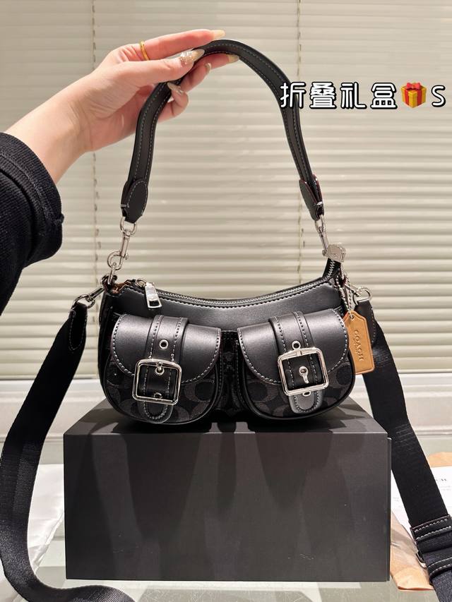 顶级原单 原版布 coach Ashton法棍包 新款法棍包 机车风 工装风 不一样的酷炫搭配 经典马车印花非常高级 很精致实用哦 上身非常轻便 吸扣设计 简单