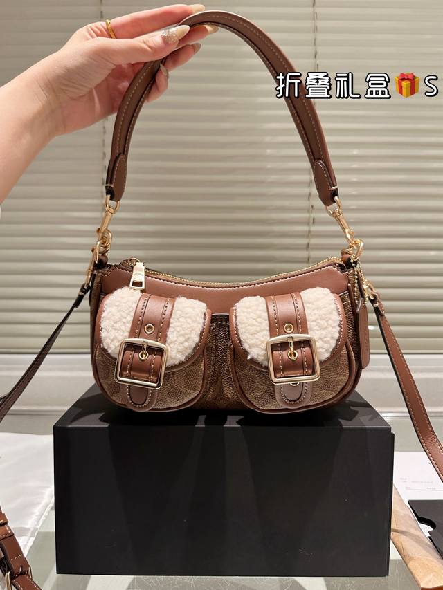 顶级原单 原版布 coach Ashton法棍包 新款法棍包 机车风 工装风 不一样的酷炫搭配 经典马车印花非常高级 很精致实用哦 上身非常轻便 吸扣设计 简单