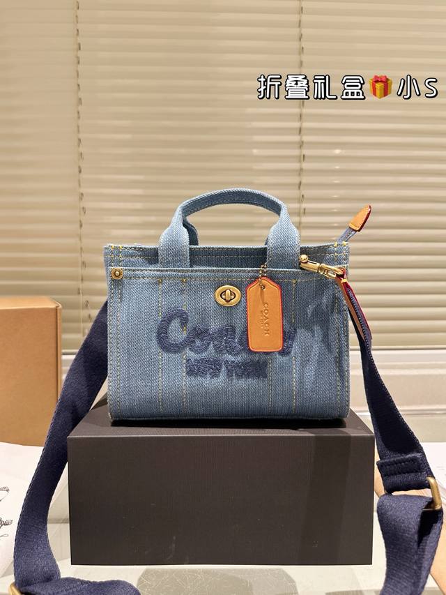 复刻版 原版布 coach 1 Vew 超级轻便 Cargo托特包 : Cargo Tote 配备可拆卸肩带 向肩背司斜挎 还配备了两个方便的外置口袋 小正面配