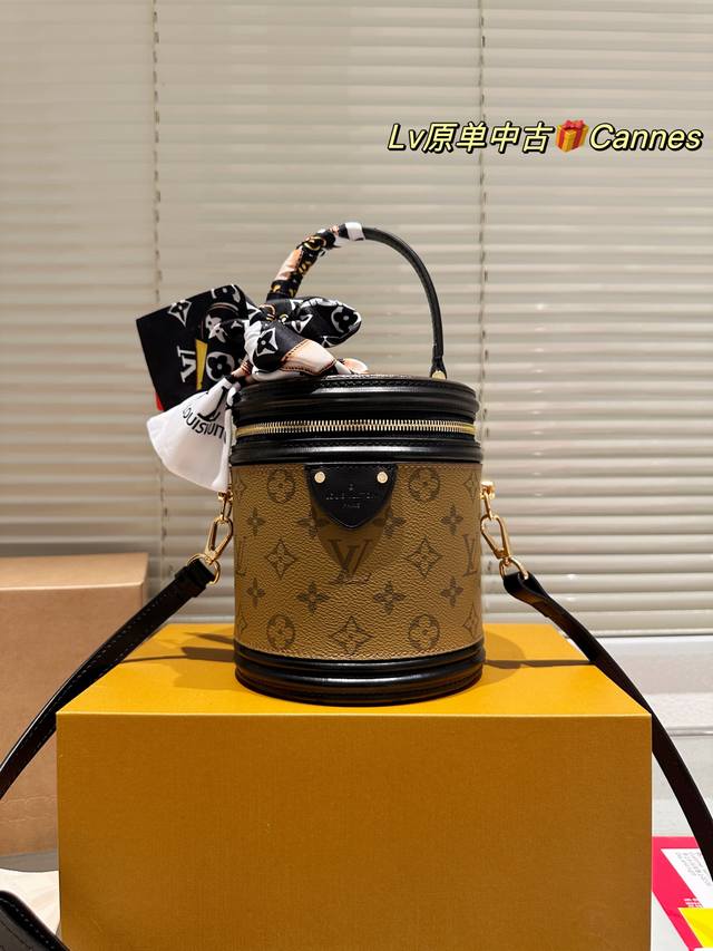 原单 发财桶 全套包装 今日盐上身的是这款 Lv Cannes圆筒包 俗称饭桶包饭盒包,拼色老花款是最难买的 造型小巧精致,拎在手中超显气质 也可以单肩斜挎,圆