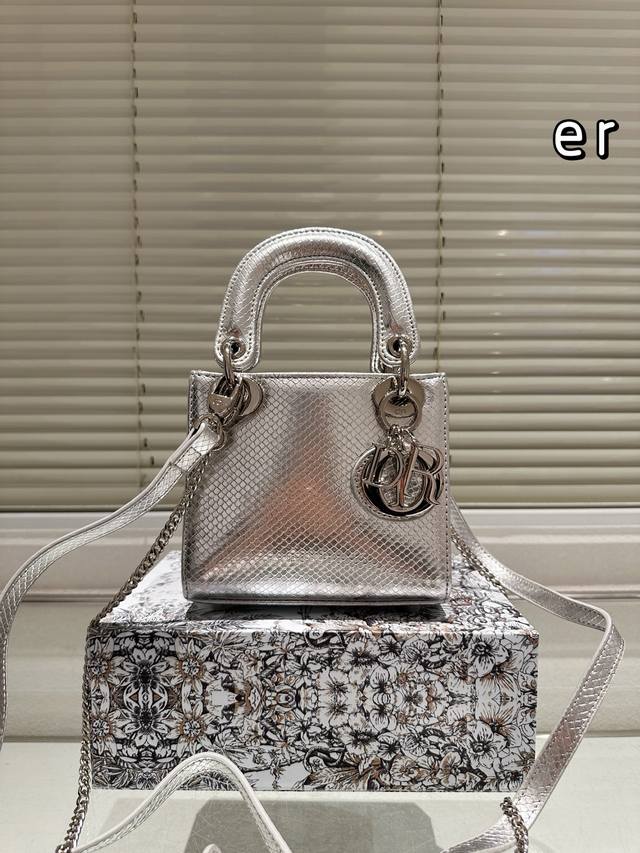 礼盒 dior 戴妃包 蜥蜴纹 Lady 内里配羊筋 采用羊皮革精心制作 中号款式 搭配可拆卸的链条肩带和可调节 可拆卸的皮革肩带 可手提 肩背或斜挎 是日常造 礼盒 dior 戴妃包 蜥蜴纹 Lady 内里配羊筋 采用羊皮革精心制作 中号款式 搭配可拆卸的链条肩带和可调节 可拆卸的皮革肩带 可手提 肩背或斜挎 是日常造