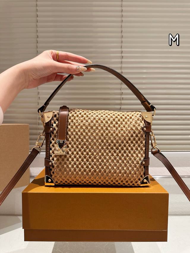 原单版本 配皮 lv 谷爱凌Trunk手袋为Monogram拉菲草搭配亮泽金属件 可调节肩带延续品牌制箱传承 皮革肩带增添斜挎和肩背选择 可折叠设计实现廓形的自