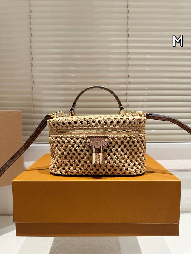 原单版本 配皮 lv 箱子包手袋为Monogram拉菲草搭配亮泽金属件 可调节肩带延续品牌制箱传承 皮革肩带增添斜挎和肩背选择 可折叠设计实现廓形的自如收放 充