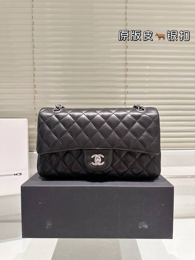 头层皮 chanel Cf 折叠礼盒飞机盒 链条款Cf款式一直以来都是百看不腻的 经典Cf的大小 容量感人 浅金扣双C五金 菱格纹饱满 链条长度也合适 尺寸 2