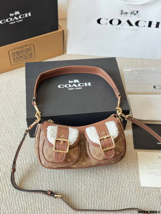 顶级原单 原版布 coach Ashton法棍包 新款法棍包 机车风 工装风 不一样的酷炫搭配 经典马车印花非常高级 很精致实用哦 上身非常轻便 吸扣设计 简单