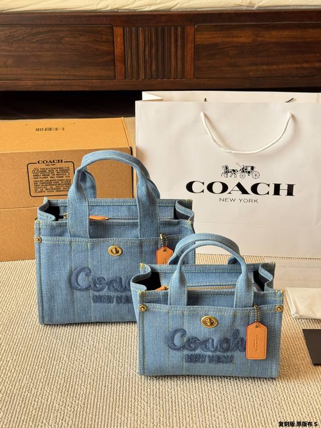复刻版 原版布 coach 1 Vew 超级轻便 Cargo托特包 : Cargo Tote 配备可拆卸肩带 向肩背司斜挎 还配备了两个方便的外置口袋 小正面配