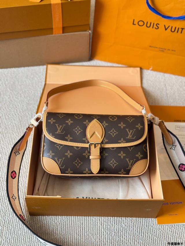 牛皮版本 lv Louis Vuitton Diane法棍包 lv法棍Diane绝绝子 上身复古又舒服 设计灵感来自于中古包Sologne 两条肩带 手拿腋下或 牛皮版本 lv Louis Vuitton Diane法棍包 lv法棍Diane绝绝子 上身复古又舒服 设计灵感来自于中古包Sologne 两条肩带 手拿腋下或