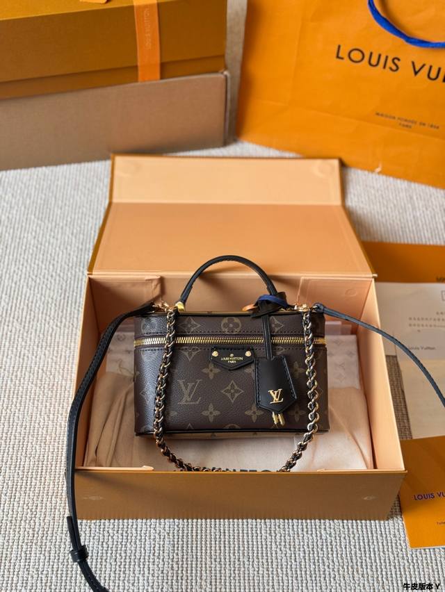 牛皮版本 Lv Vanity 老花系列 化妆箱 造型设计感强烈的化妆箱链条包 采用标志性的L箱包元素 尽显浓烈的复古情怀色调 灵活运用拼色风格 金属与皮质编织糅